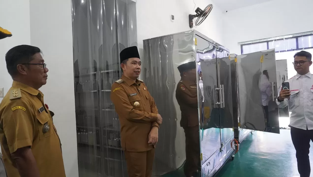 CEK KESIAPAN: Bupati Fawait saat meninjau salah satu dapur MBG di Desa Wonoasri, Kecamatan Tempurejo. Bupati Fawait siap meneliti lebih detail penyebab salah satu dapur MBG berhenti beroperasi.