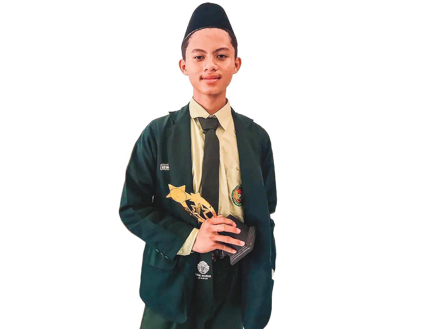 MEMBANGGAKAN: Muhammad Faisal Hafizh Xavier, Siswa SMK Nuris Jember, angkat trofi Olimpiade OSNK bidang Informatika.&nbsp;