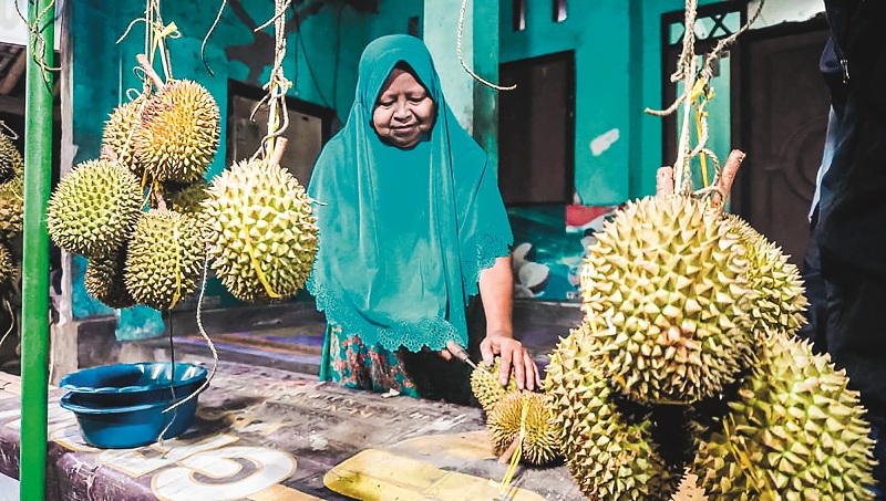 STOK SEDIKIT: Mariyam, pedagang durian di Pakusari, menyebut belum ada stok durian lokal Jember.&nbsp;