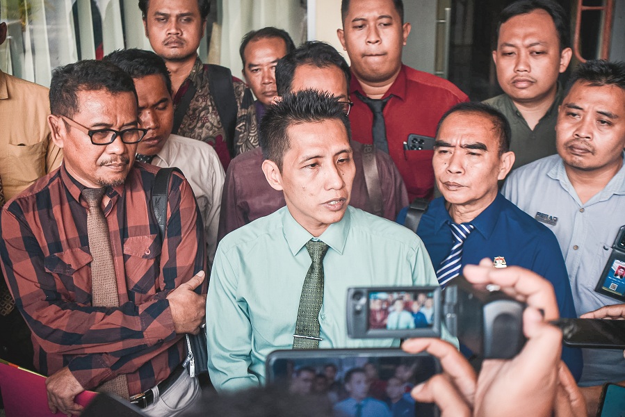 ANGKAT BICARA: Puluhan advokat Jember yang tergabung dalam FKA mendatangi Polres Jember, sebagai bentuk solidaritas pada rekan sejawatnya yang diperiksa, kemarin (26/12).
