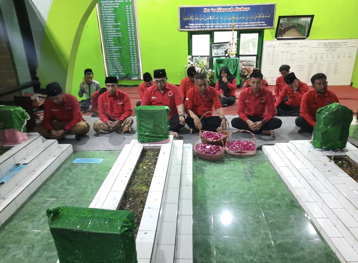FOKUS: Para pengurus DPC PDIP Bondowoso saat ziarah ke makam Ronggo 1.(FAQIH HUMAINI/RADAR IJEN)