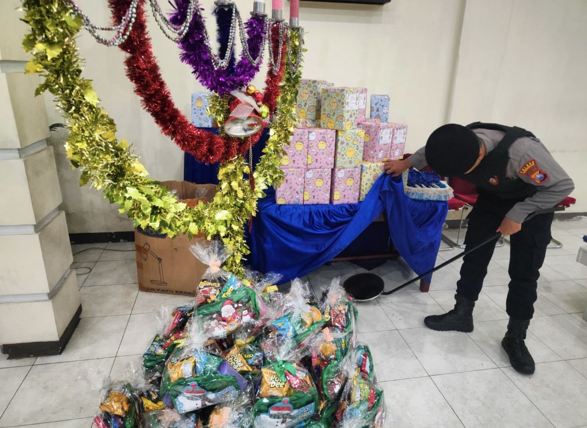 MENYELURUH: Anggota Samapta Polres Bondowoso mengecek salah satu gereja di Bondowoso, sebelum umat kristiani mulai melakukan ibadah.(POLRES BONDOWOSO FOR RADAR IJEN)