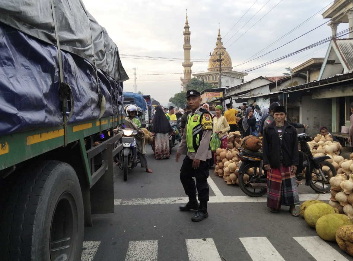 DIATUR: Petugas kepolisian saat mengatur lalu lintas di kawasan titik blankspot.(ADE APRYANIS/RAME)