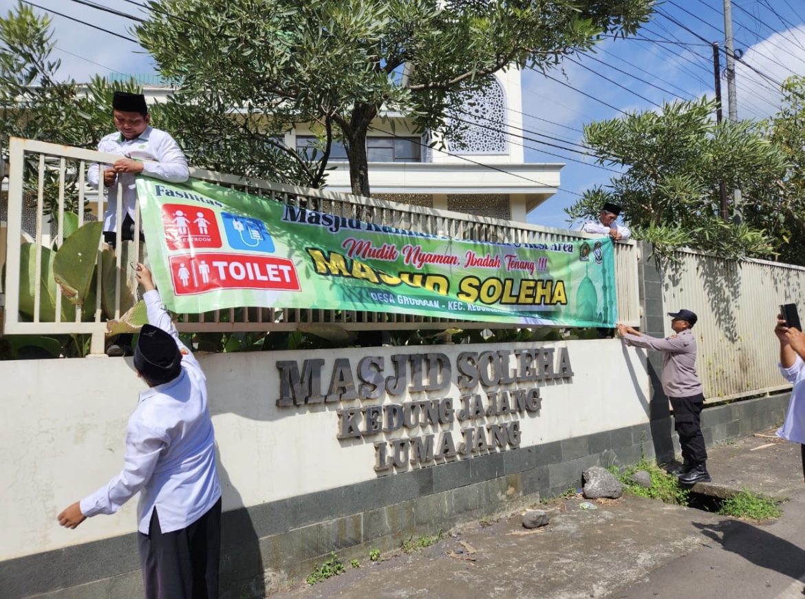PANTAU: Kepala Kantor Kementerian Agama Kabupaten Lumajang Ahmad Faisol Saifulloh saat mengecek kesiapan masjid sebagai rest area selama Nataru.(ATIEQSON MAR IQBAL/RAME)