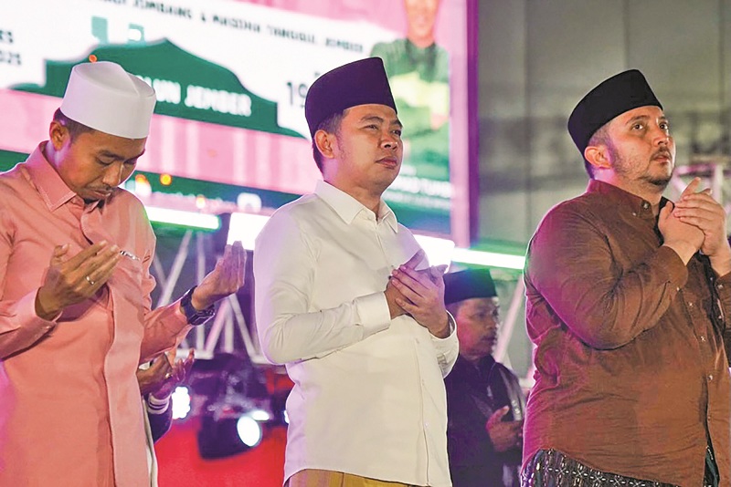KHIDMAT: Bupati Fawait saat menyapa para jemaah salawat dan dzikir, di Alun-Alun Jember, (26/12).