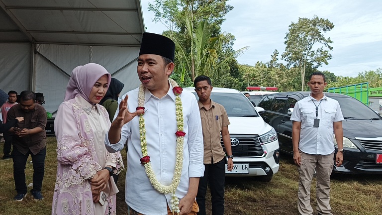 HANGAT: Bupati Fawait melangsungkan giat Guse Menyapa, di Lapangan Desa Suger Kidul, Kecamatan Jelbuk, Jember, Sabtu (27/12).