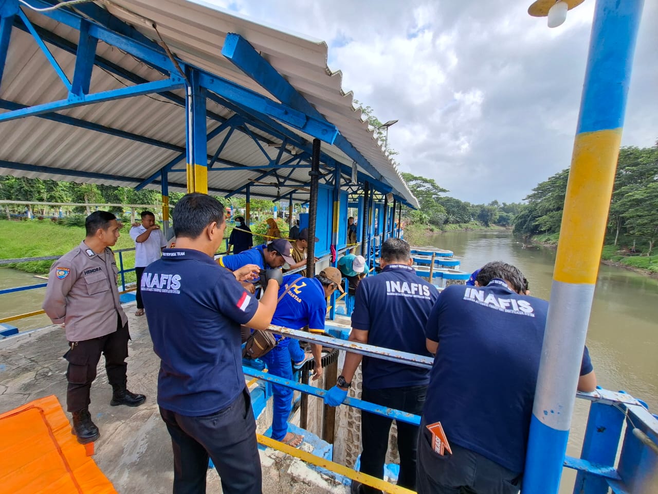 OLAH TKP: Tim Inafis Polres Jember bersama anggota Polsek Rambipuji melakukan olah TKP penemuan bayi, di dam Sungai Bedadung, Dusun Karanganyar, Desa Rowotamtu, Kecamatan Rambipuji, Senin (29/12).