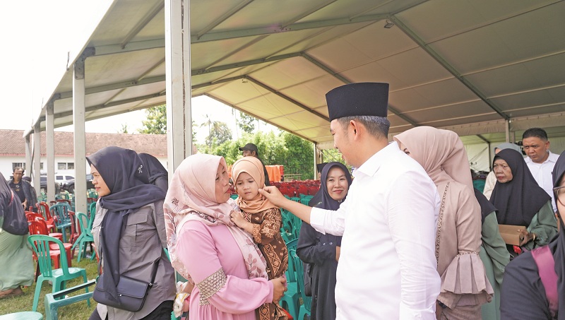 HANGAT: Bupati Jember Muhammad Fawait saat bertemu masyarakat dan anak-anak di sela kegiatan Guse Menyapa di Lapangan Desa Gunungsari, Kecamatan Umbulsari.