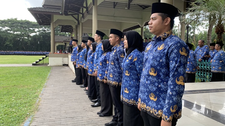 BERSIAP: Perwakilan PPPK Paruh Waktu di Bondowoso, menyiapkan diri untuk menerima petika SK secara simbolis dari Bupati Bondowoso.