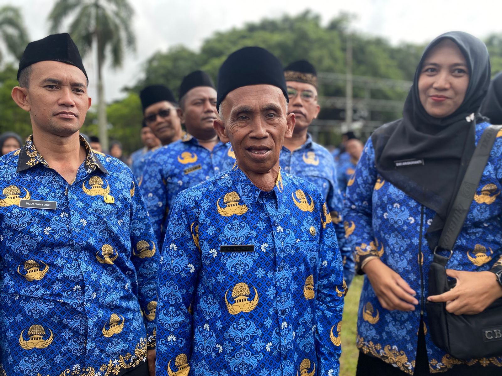 TERSENYUM: Rahwito (tengah) pegawai yang baru mendapat SK PPPK pasca puluhan tahun mengabdi. (ILHAM/RJ)