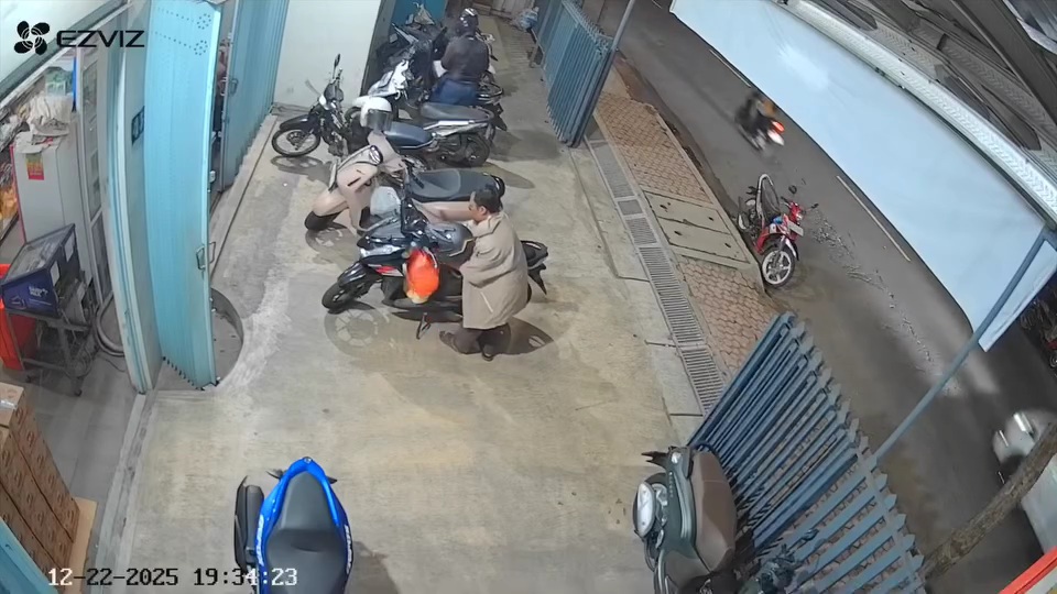 AKSI NEKAT: Detik-detik aksi pencurian yang terekam oleh kamera CCTV toko di Bondowoso beberapa hari lalu.