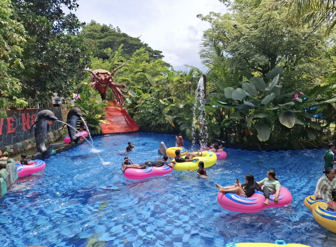 IKONIK: Sejumlah wisatawan bermain air di wahana buatan yang disiapkan oleh pengelola Navara Waterpark.(ILHAM WAHYUDI/RADAR IJEN)