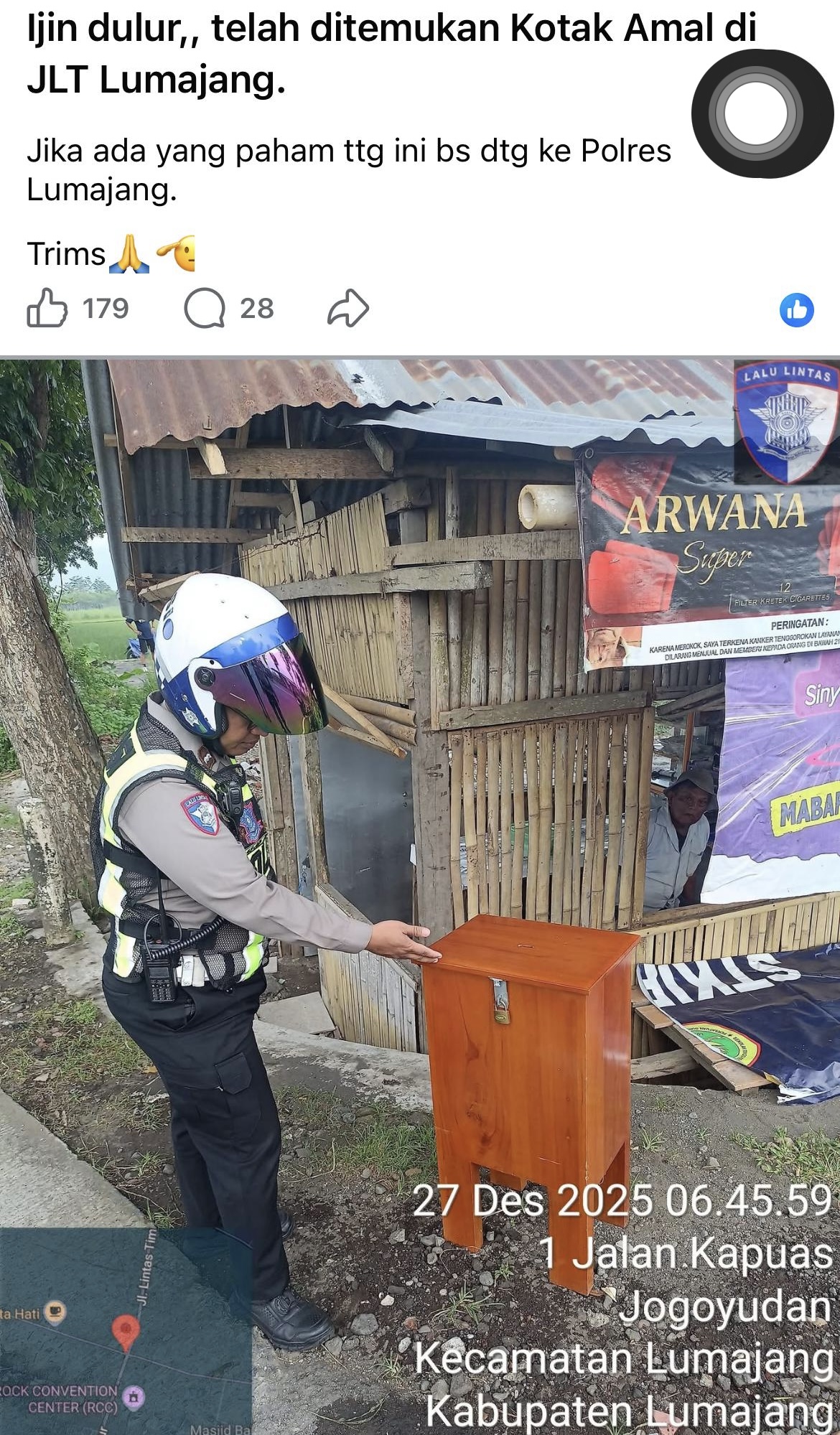 Kondisi kotak amal tergeletak di pinggir jalan.