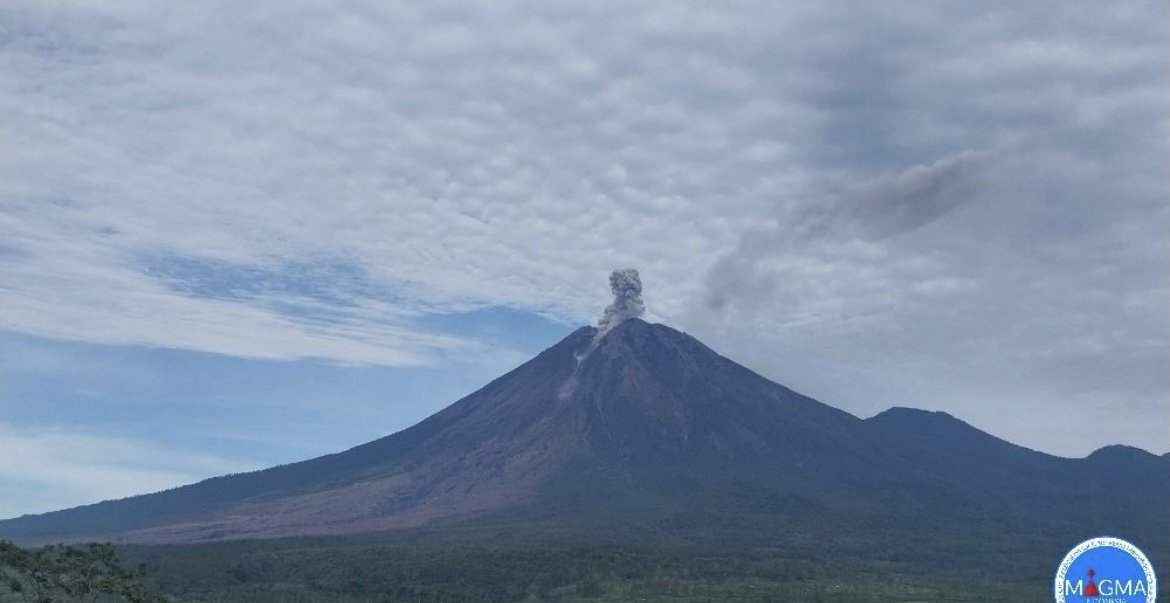 MEGAH : Gunung Semeru terus mengalami erupsi setiap hari dengan ketinggian hampir mencapai 1000 meter.(PETUGAS PPGA FOR RAME)