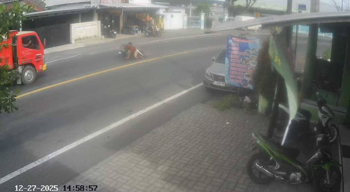 MENINGGAL: Korban laka lantas di Pasirian meninggal ditempat, kemarin.(ADE APRYANIS/RAME)