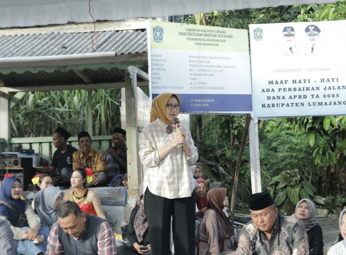 SAMPAIKAN: Bupati Lumajang Indah Amperawati saat menghadiri tasyakuran penyelesaian akses jalan sepanjang 3 kilometer di Dusun Tawon Songo, Desa/Kecamatan Pasrujambe.(KOMINFO FOR RAME)