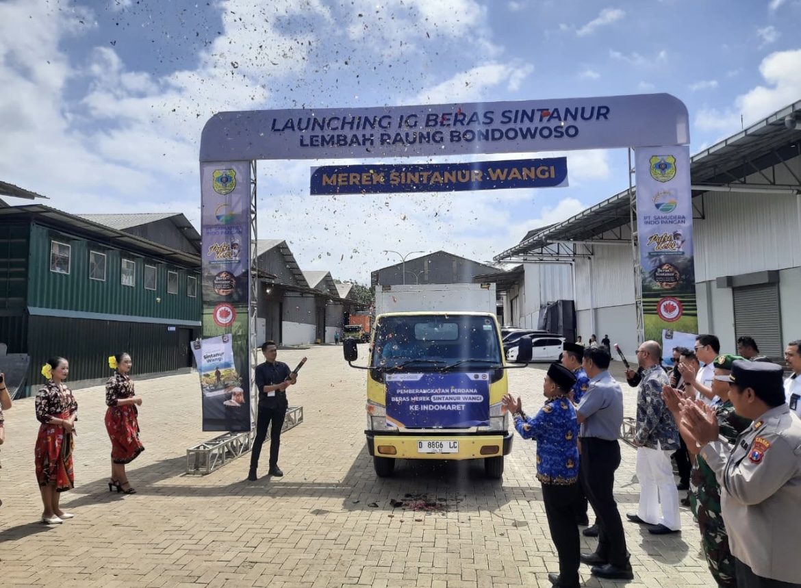 SALURKAN: Rombongan truk beras akan di distribusikan ke Indomaret, kemarin (29/12).(FAQIH HUMAINI/RADAR IJEN)