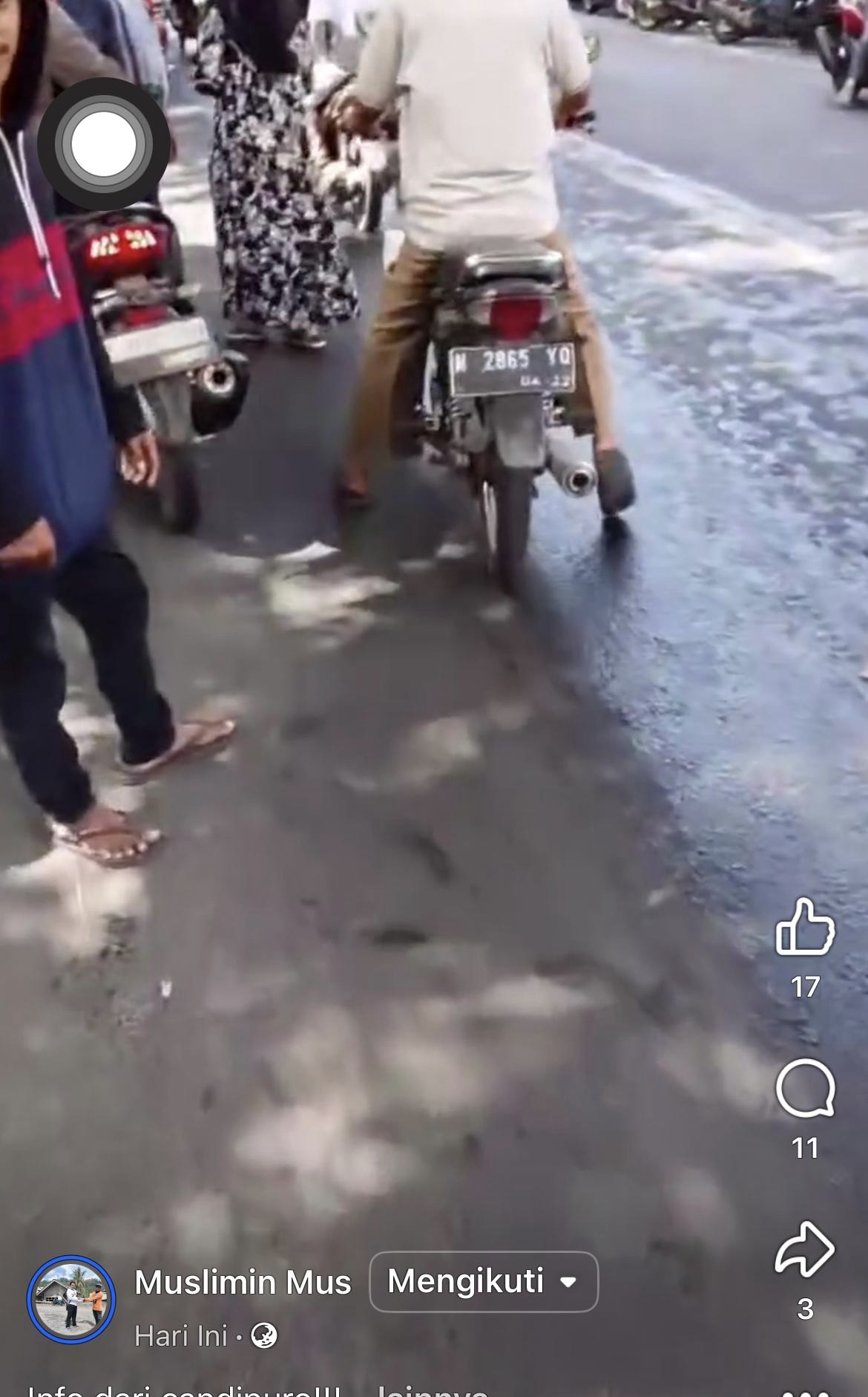 Kondisi jalan yang licin dipenuhi tumpahan solar.