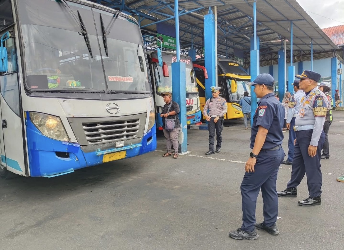 DICEK: Petugas gabungan Dishub Lumajang bersama beberapa instansi melakukan ramp chek angkutan natal dan tahun baru di Terminal Minak Koncar, kemarin. (ADE APRYANIS/RAME)