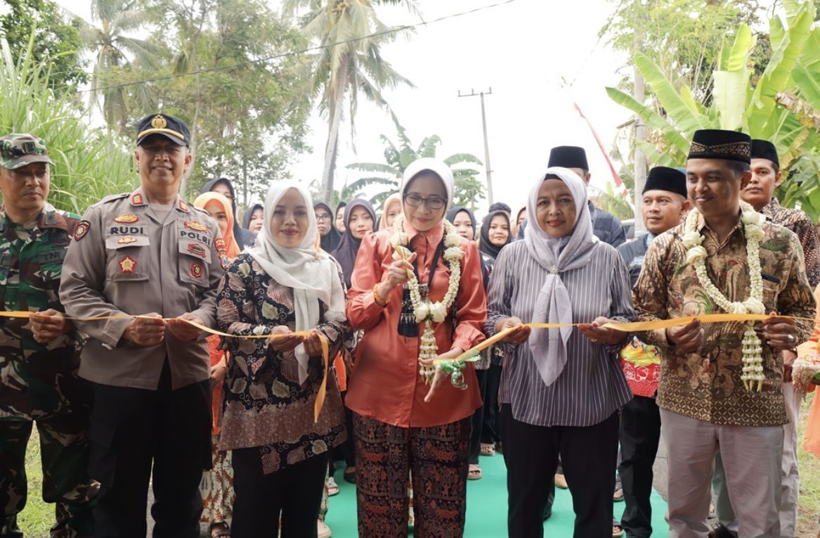 RESMIKAN: Bupati Lumajang Indah Amperawati saat menghadiri tasyakuran penyelesaian akses jalan.(KOMINFO FOR RAME)