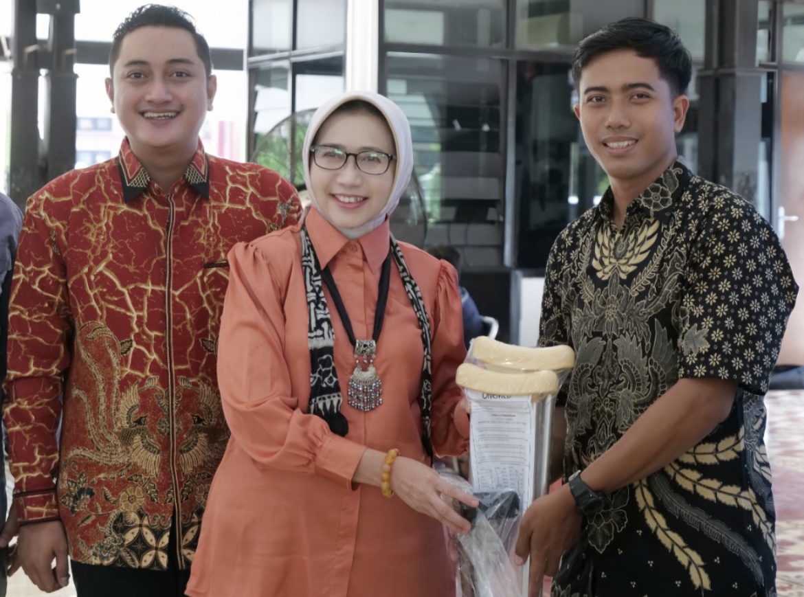 SALURKAN: Bupati Lumajang Indah Amperawati bersama Wakil Bupati Lumajang Yudha Adji Kusuma saat menyerahkan bantuan, kemarin.(ATIEQSON MAR IQBAL/RAME)