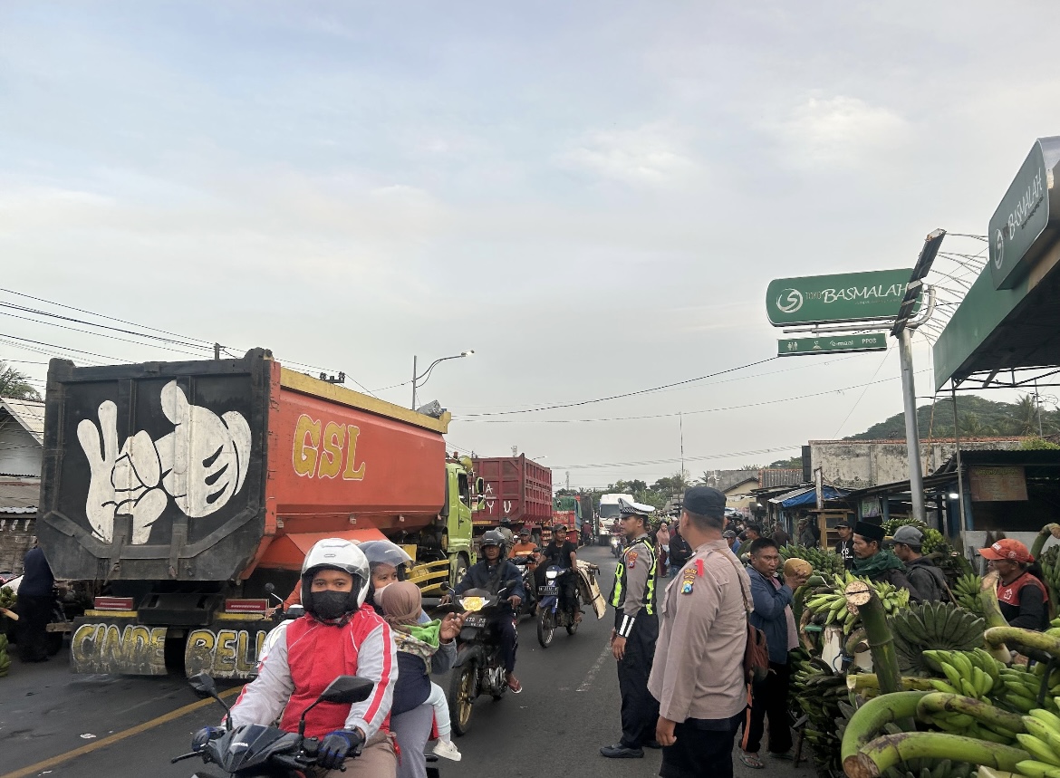 JAGA: Sejumlah petugas kepolisian saat bersiaga di kawasan Pasar Pisang Tumpah, kemarin.(ATIEQSON MAR IQBAL/RAME)