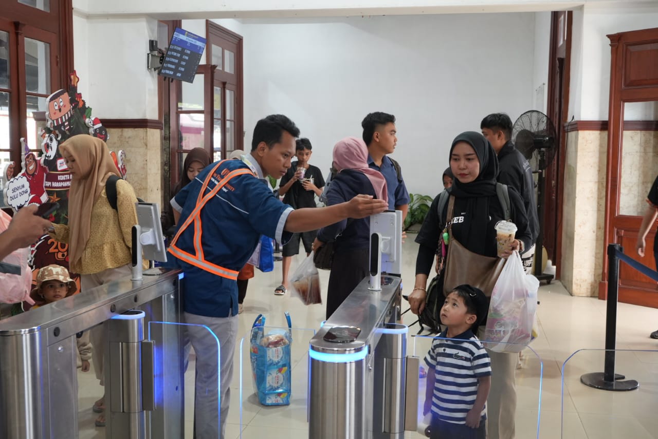 RAMAI: Penumpang saat menunggu kereta api di Stasiun Jember. Stasiun ini menjadi yang tersibuk di DAOP 9.