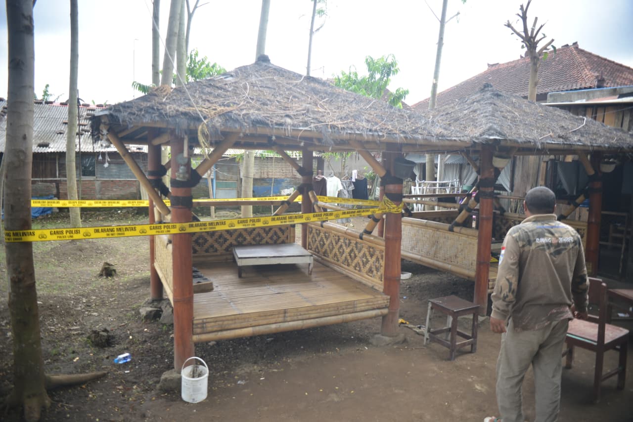 GARIS POLISI: TKP pesta miras yang berbuntut pada tewasnya empat orang, di police line Jalan Bungur, Kelurahan Gebang, Kecamatan Patrang, kemarin (29/12).