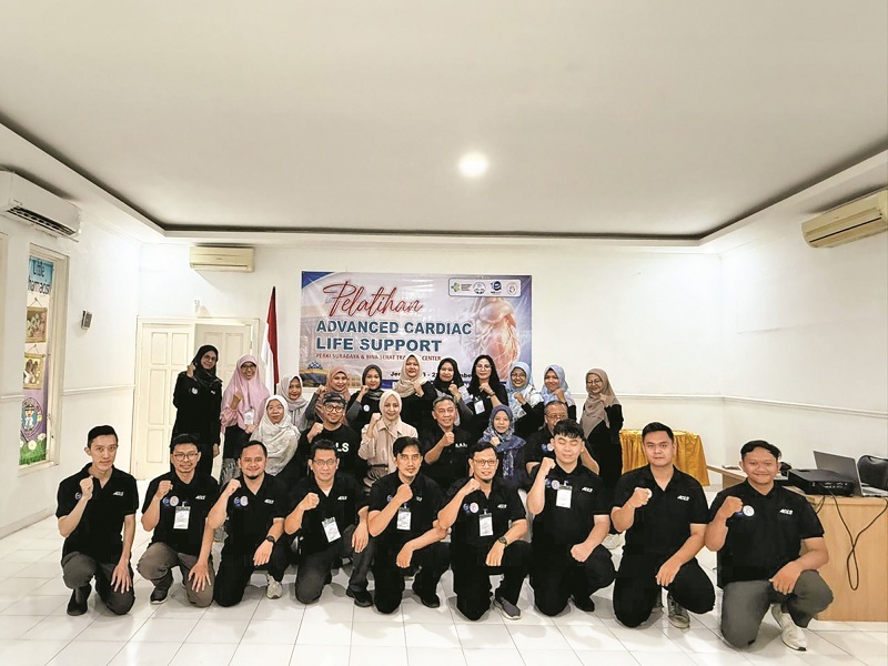 PENUH SEMANGAT: Para peserta pelatihan ACLS yang digelar Bina Sehat Traning Center berkerja sama dengan PERKI Surabaya.&nbsp;