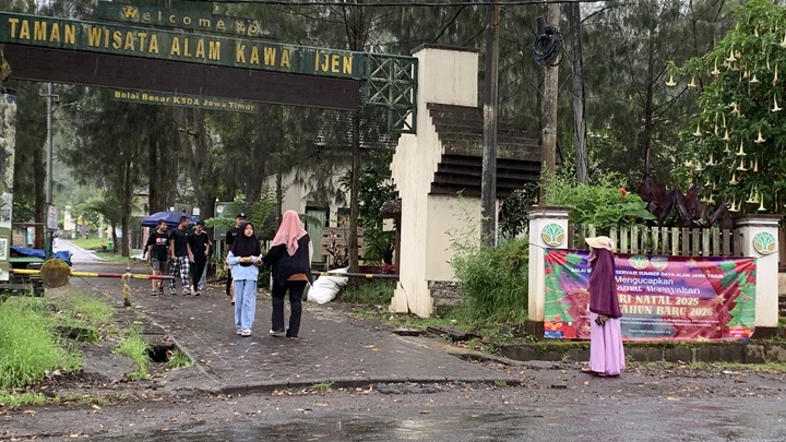 BERSIAP: Sejumlah pengunjung TWA Kawah Ijen mengabadikan momen setelah melakukan pendakian.