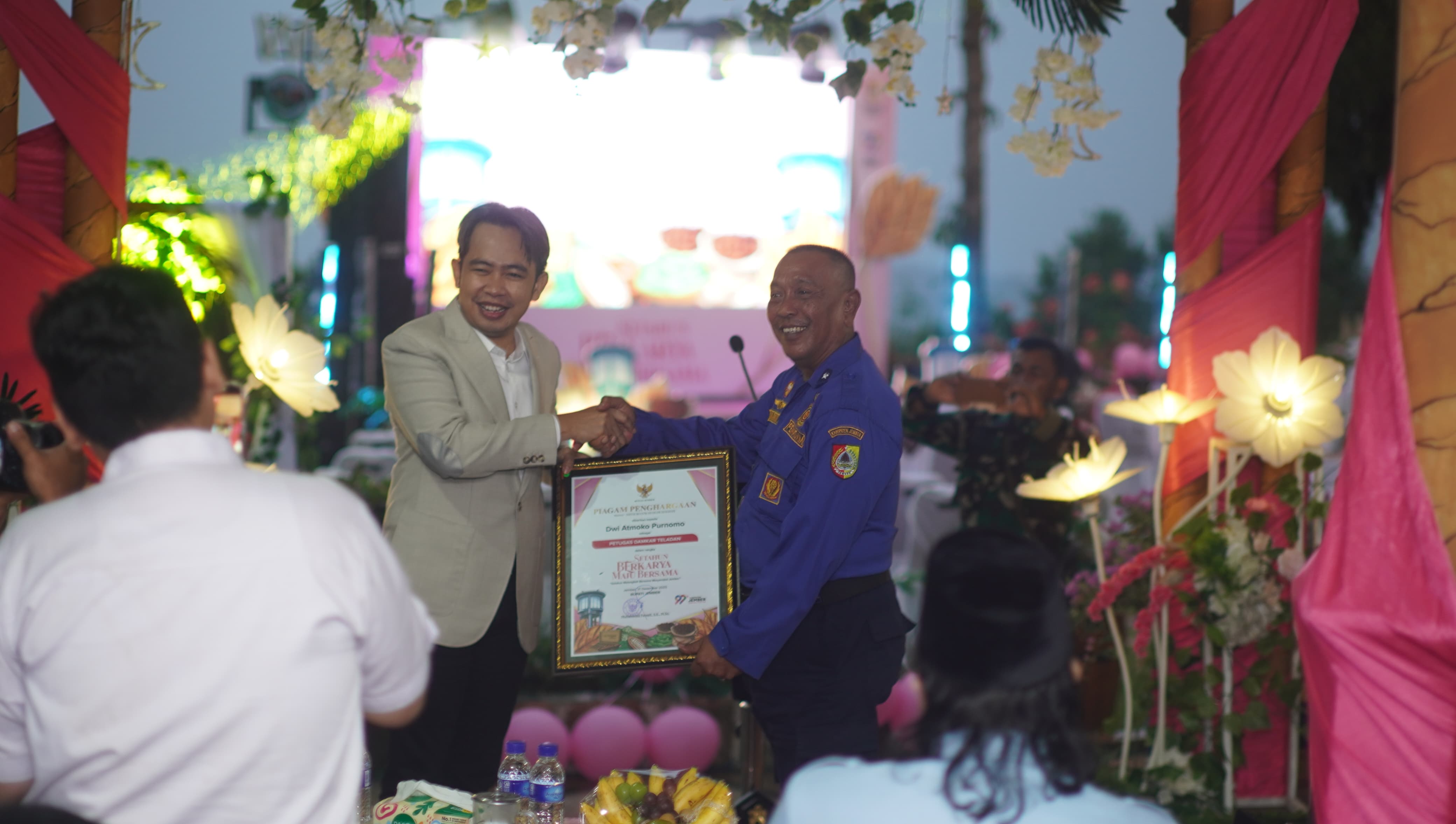 Bupati Gus Fawait saat menandai refleksi 10 bulan pemerintahannya, di Puncak Rembangan, Jember (31/12) dengan nuansa khidmat dan kehangatan tanpa euforia dan kembang api pergantian tahun. (Yulio/JPRJ)