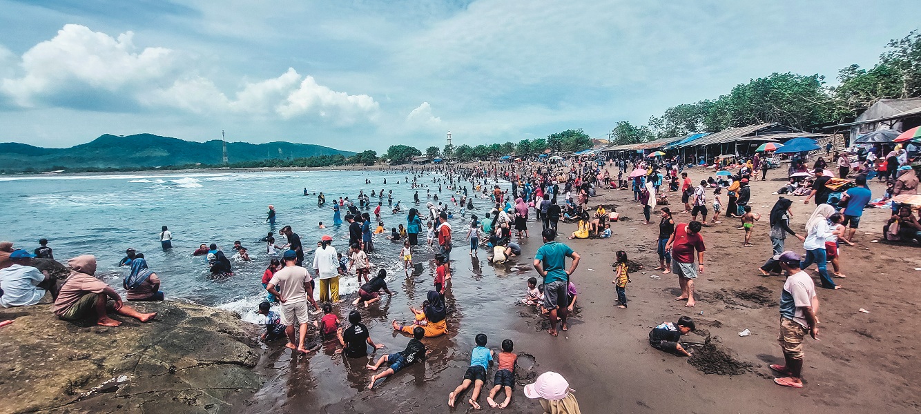 RAMAI: Pengunjung Pantai Payangan, Dusun Watu Ulo, Desa Sumberejo, Kecamatan Ambulu menikmati liburan Tahun Baru 2026, Kamis (1/1).