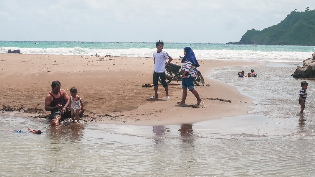MASIH SANGAT ALAMI: Wisatawan menikmati liburan di Pantai Bandealit, Desa Andongrejo, Kecamatan Tempurejo, kemarin.