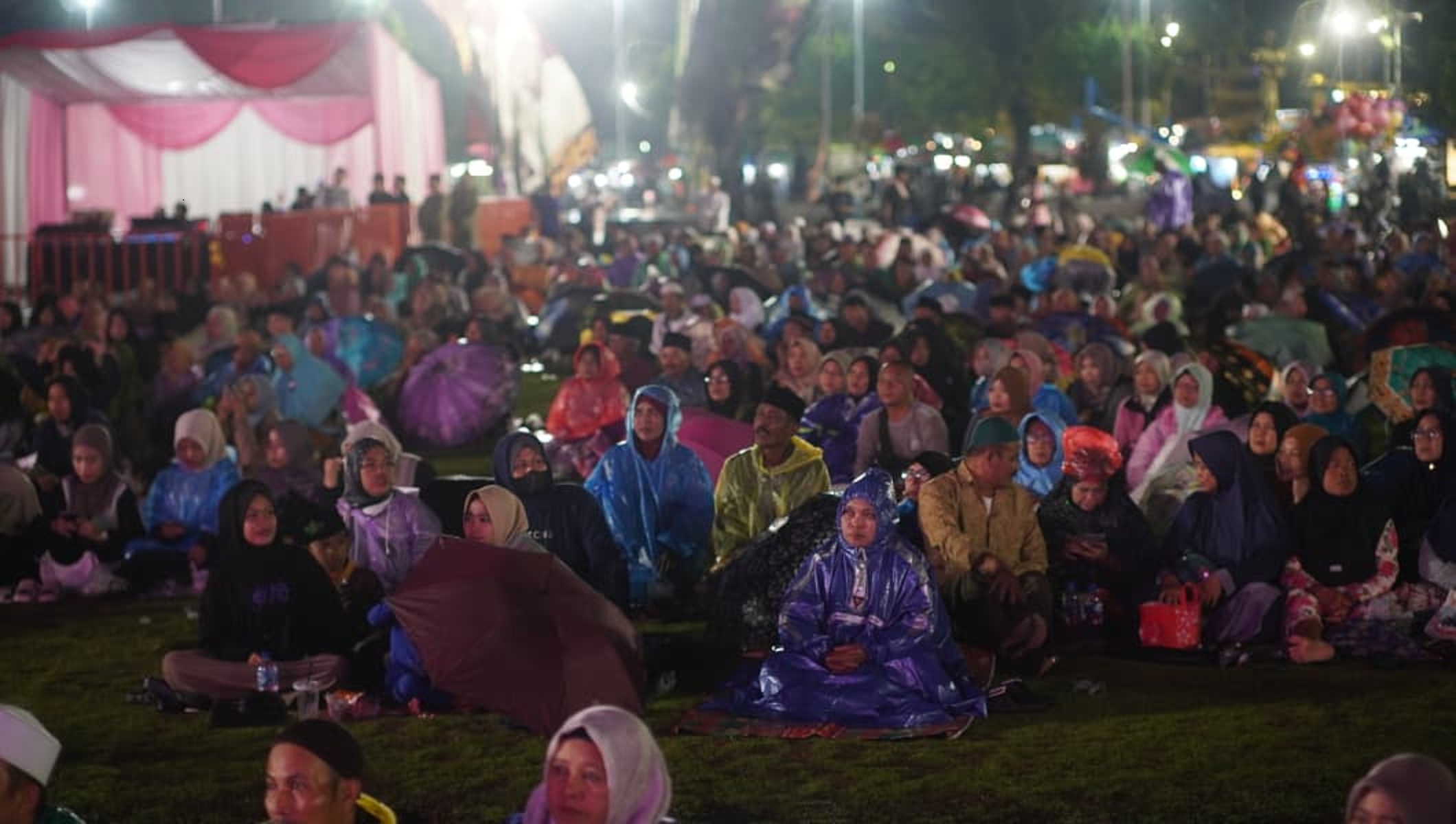 KHUSYUK: Suasana malam pergantian tahun di Alun-alun Jember diisi dengan acara salawatan.
