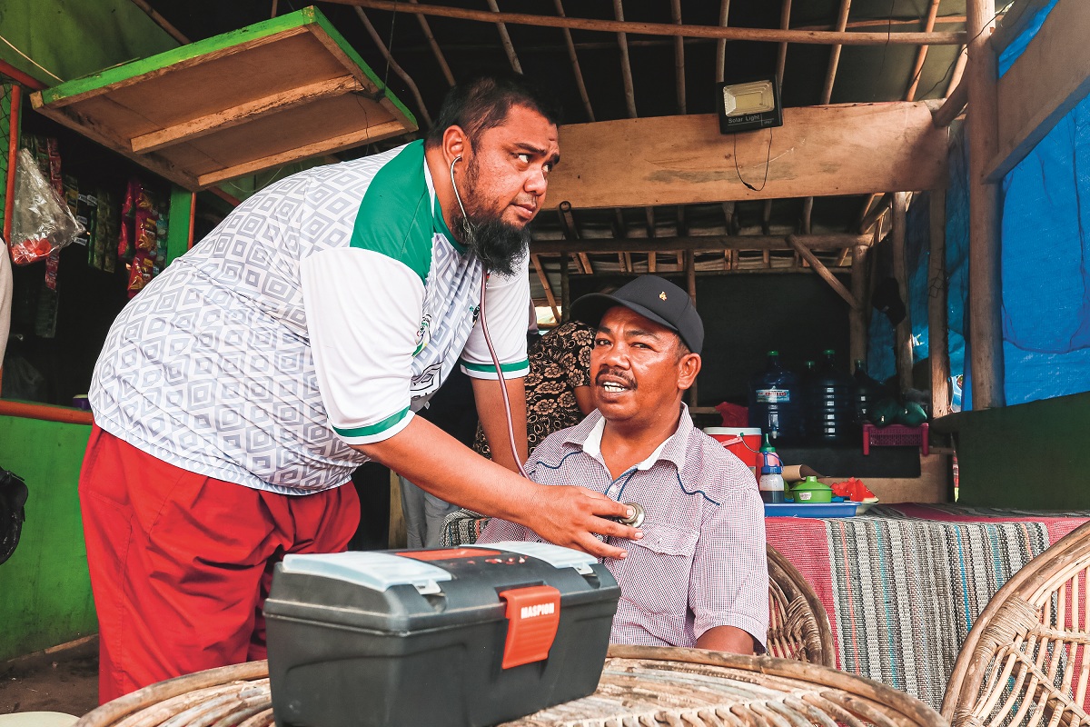 LAYANAN LANGSUNG: Nakes Puskesmas Curahnongko memeriksa kesehatan pengunjung wisata di Pantai Bandealit, Desa Andongrejo Kecamatan Tempurejo, Minggu (28/12).