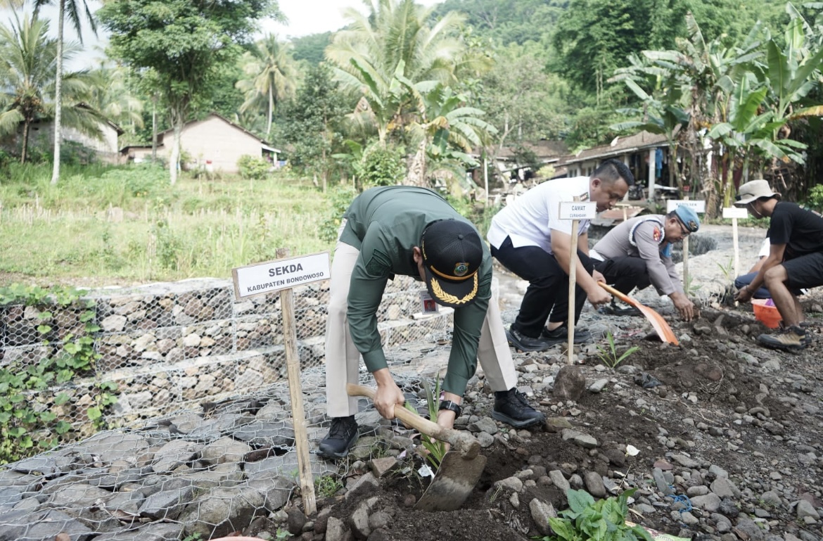 ANTISIPASI: Sekretaris daerah, Fathur Rozi menanam pohon di Desa Sumber Salak bersama BPBD dan pihak terkait lainnya.(BPBD BONDOWOSO FOR RADAR IJEN)