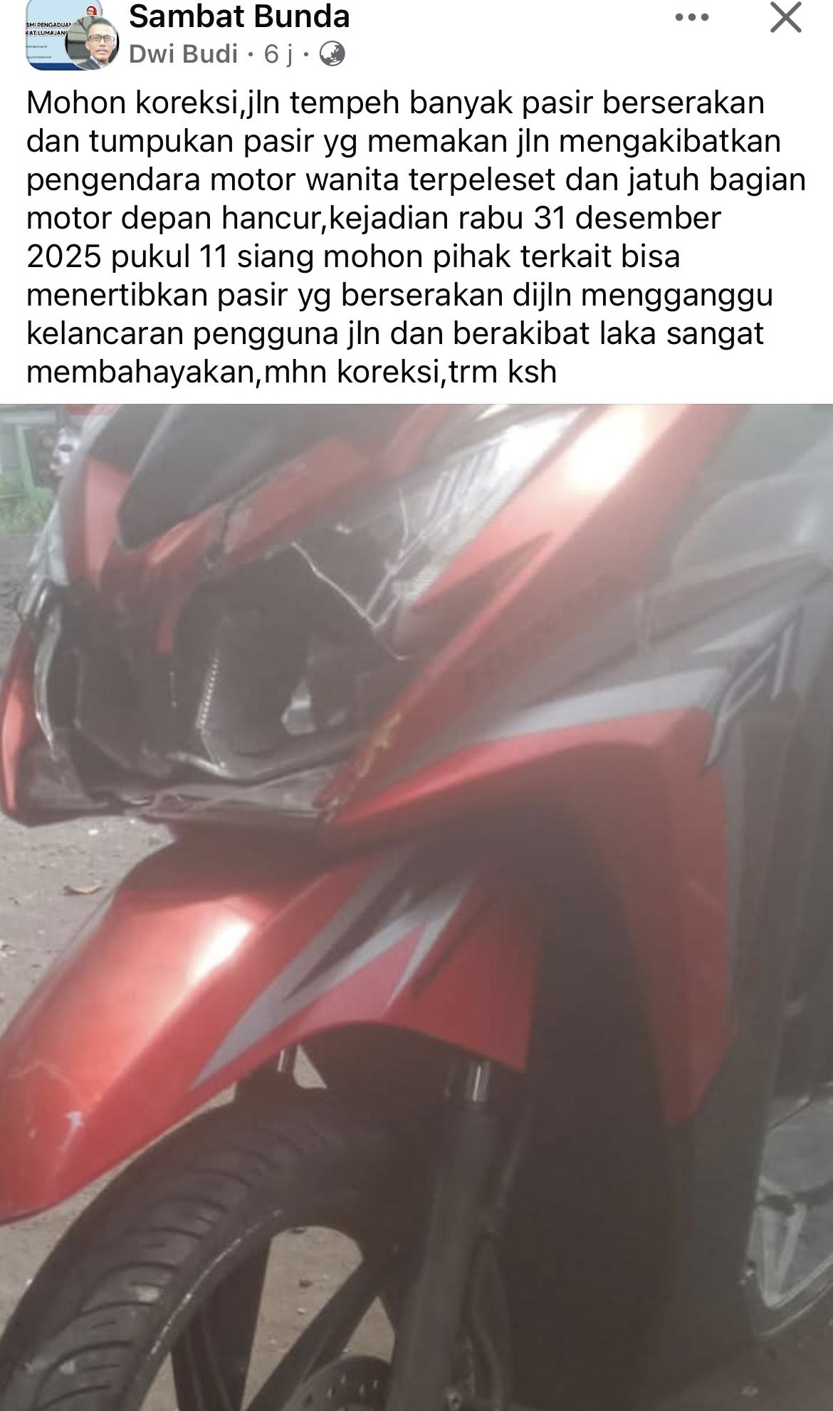 Tangkap layar kondisi motor warga pecah karena terpeleset di jalan.