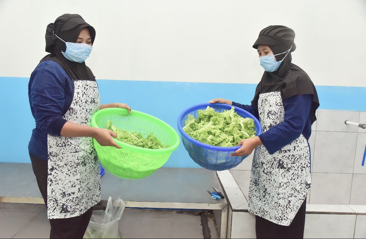 STERIL: Seluruh proses persiapan MBG di dapur umum atau Satuan Pelayanan Pemenuhan Gizi (SPPG) dilakukan sesuai standart dan terjamin kebersihannya.(ADE APRYANIS/RAME)