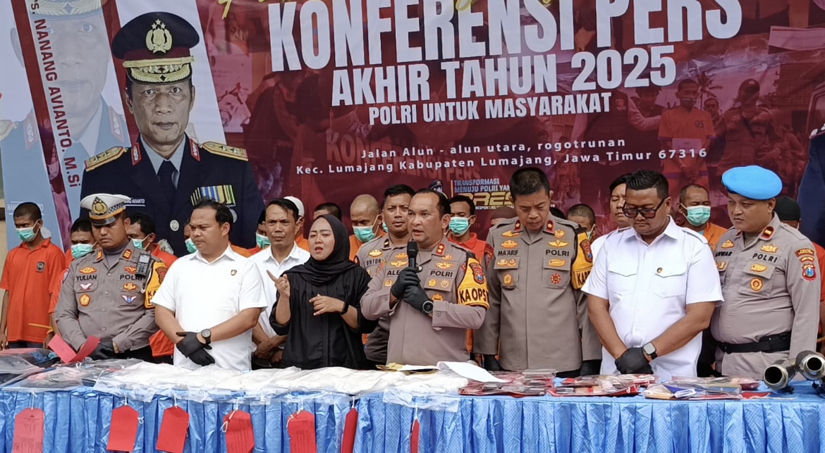 SAMPAIKAN: Kapolres Lumajang AKBP Alex Sandy Siregar saat menyampaikan temuan kasus kejahatan atau kriminal setahun terakhir.(ATIEQSON MAR IQBAL/RAME)