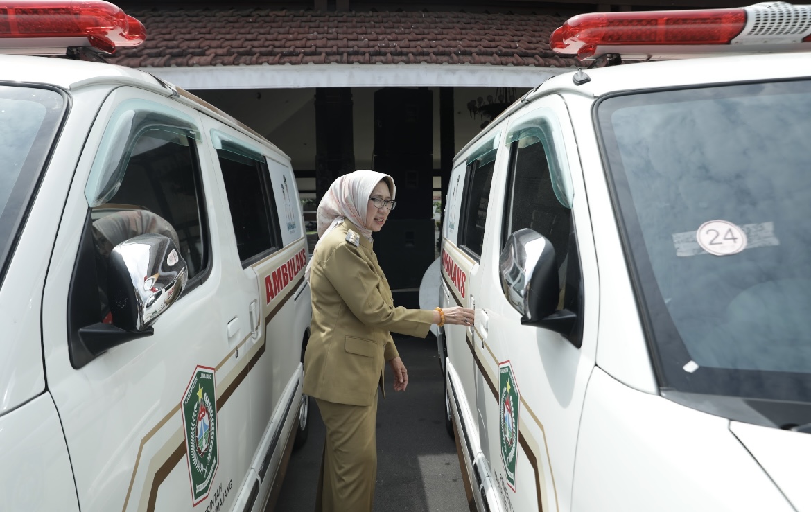 BERJEJER: Penampakan ambulans yang diserahkan ke pemerintah desa, beberapa waktu lalu.(ATIEQSON MAR IQBAL/RAME)