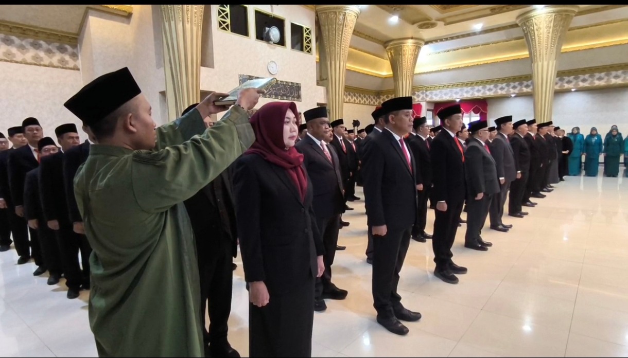 KEMBALI BERGULIR: Bupati Jember Muhammad Fawait melantik puluhan pejabat JPT Pratama dan Pejabat Administrator, di Pendapa Wahyawibawagraha Jember, Jumat (2/1). &nbsp;