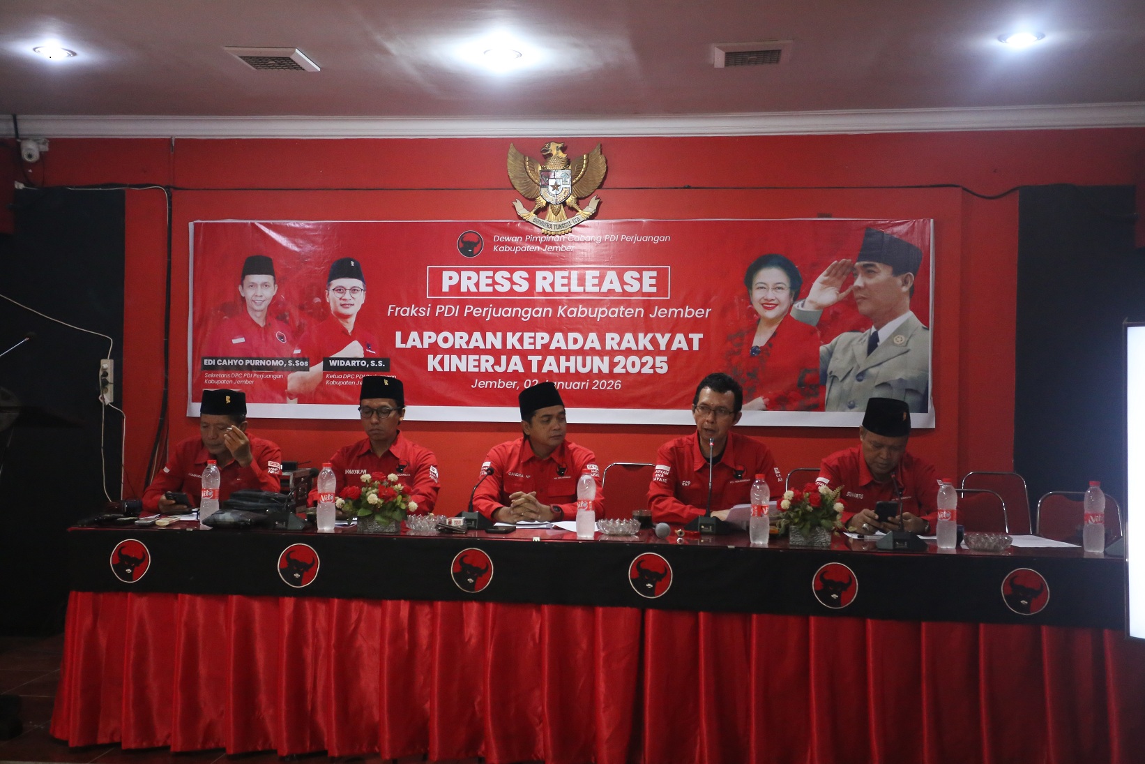 Fraksi PDI Perjuangan saat menyampaikan laporan kinerja kepada masyarakat di kantor DPC PDIP Jember.