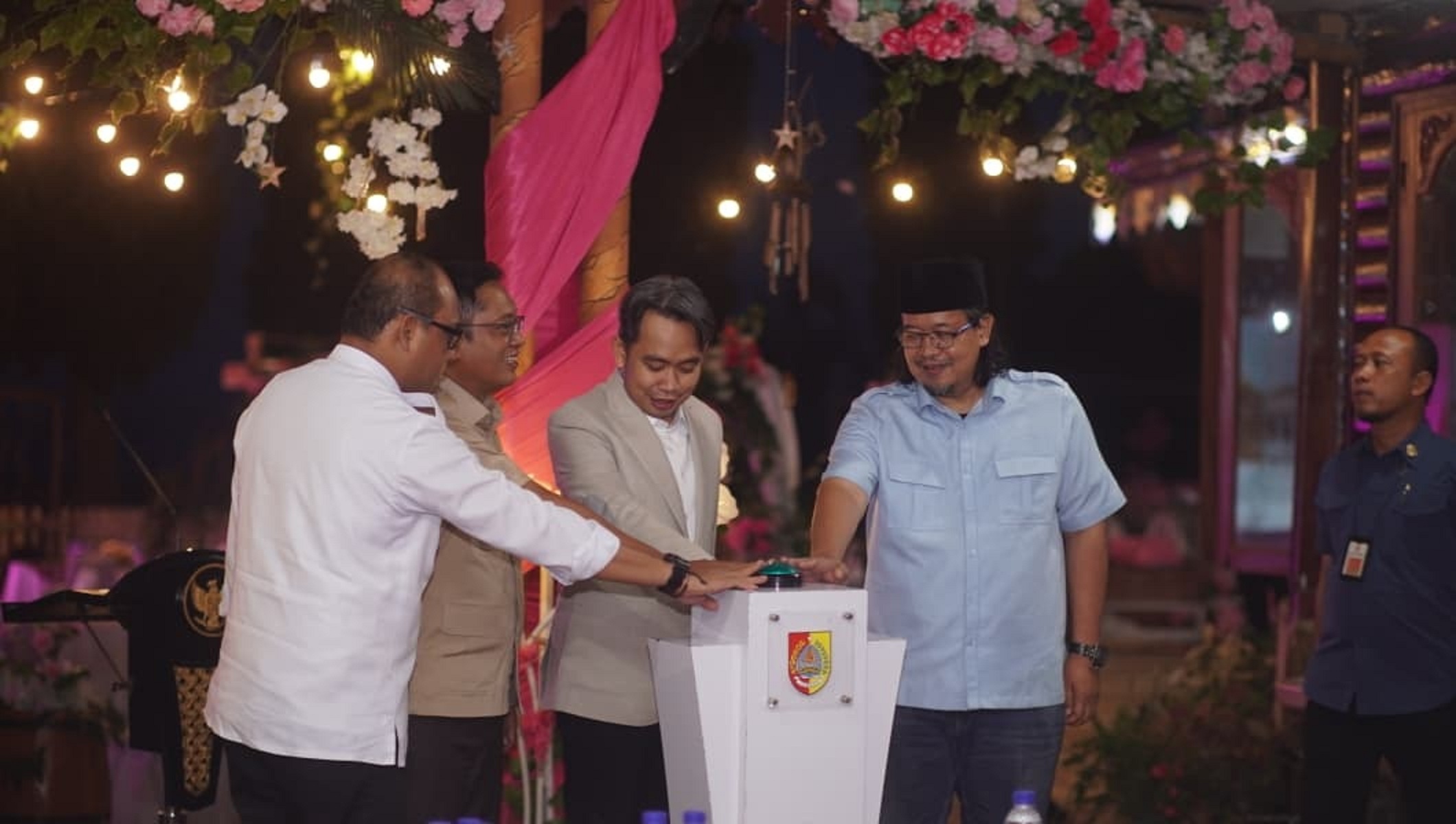 TANDAI SEMANGAT BARU: Bupati Fawait, ditemani ketua DPRD Ahmad Halim, Sekda dan TP3D, saat menandai delapan bulan perjalanan pemerintahan Jember Baru Jember Maju, memasuki tahun 2026.