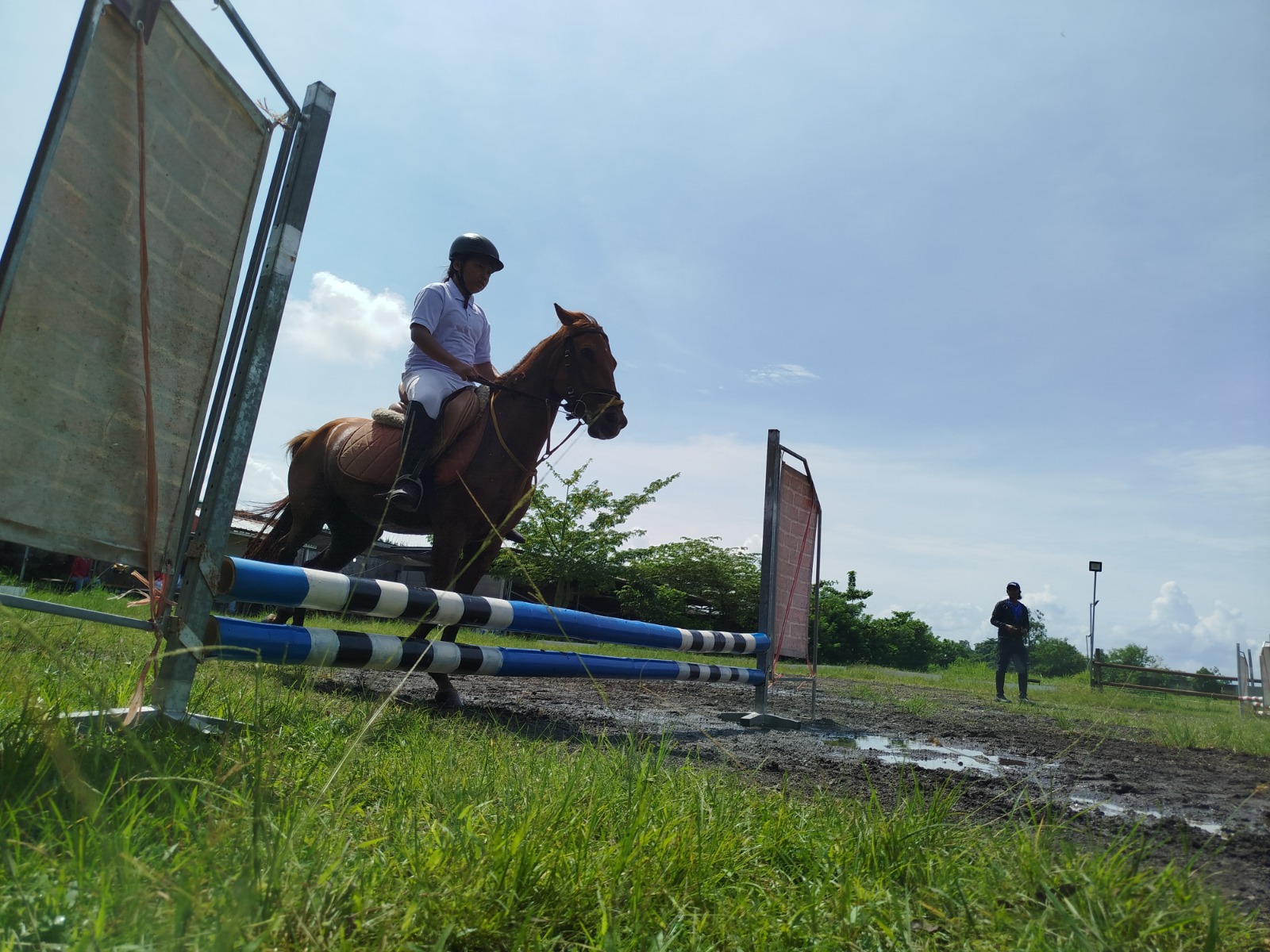 JUMPING: Atlet berkuda Jember berkompetisi di equestrian show jumping, kemarin (1/1). Pada awal tahun tersebut KONI Jember juga melakukan monev ke cabor berkuda sebagai langkah persiapan Porprov Jatim