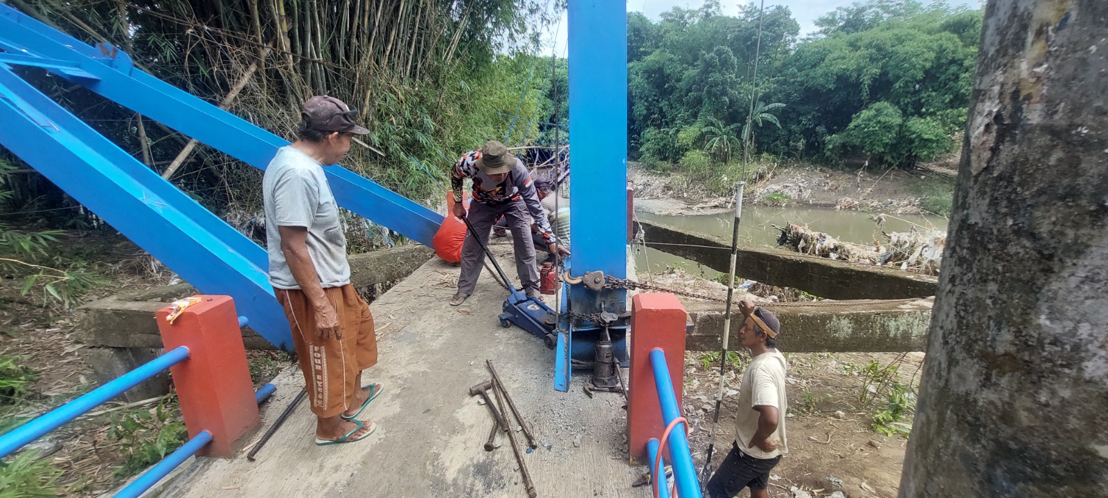 DIKERJAKAN SENDIRI: Warga Dusun Darungan dan Dusun Darungan Selatan, Desa Jubung, Kecamatan Sukorambi, bergotong royong memperbaiki jembatan gantung yang putus akibat banjir pada pertengahan Desember