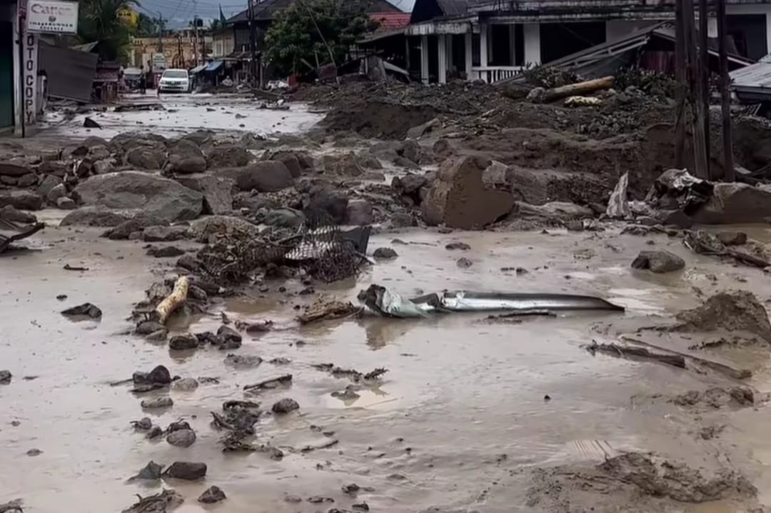 Banjir susulan yang masih terjadi di Sumatera Barat. (Instagram/zeki_satria)
