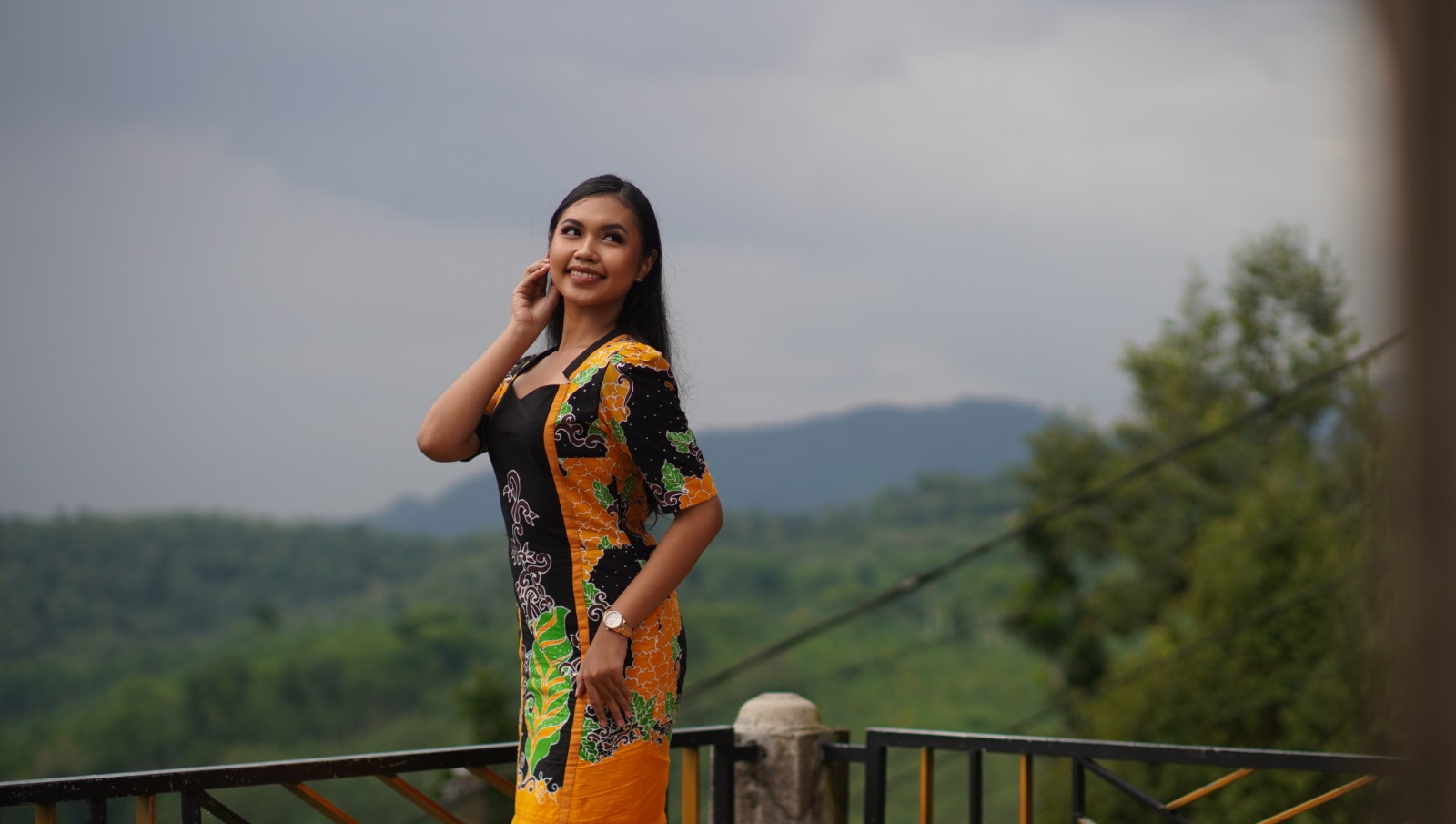 ANGGUN: Duta Wisata Ning Jember, Kezya Maylova Azzura ketika berada di Puncak Rembangan.