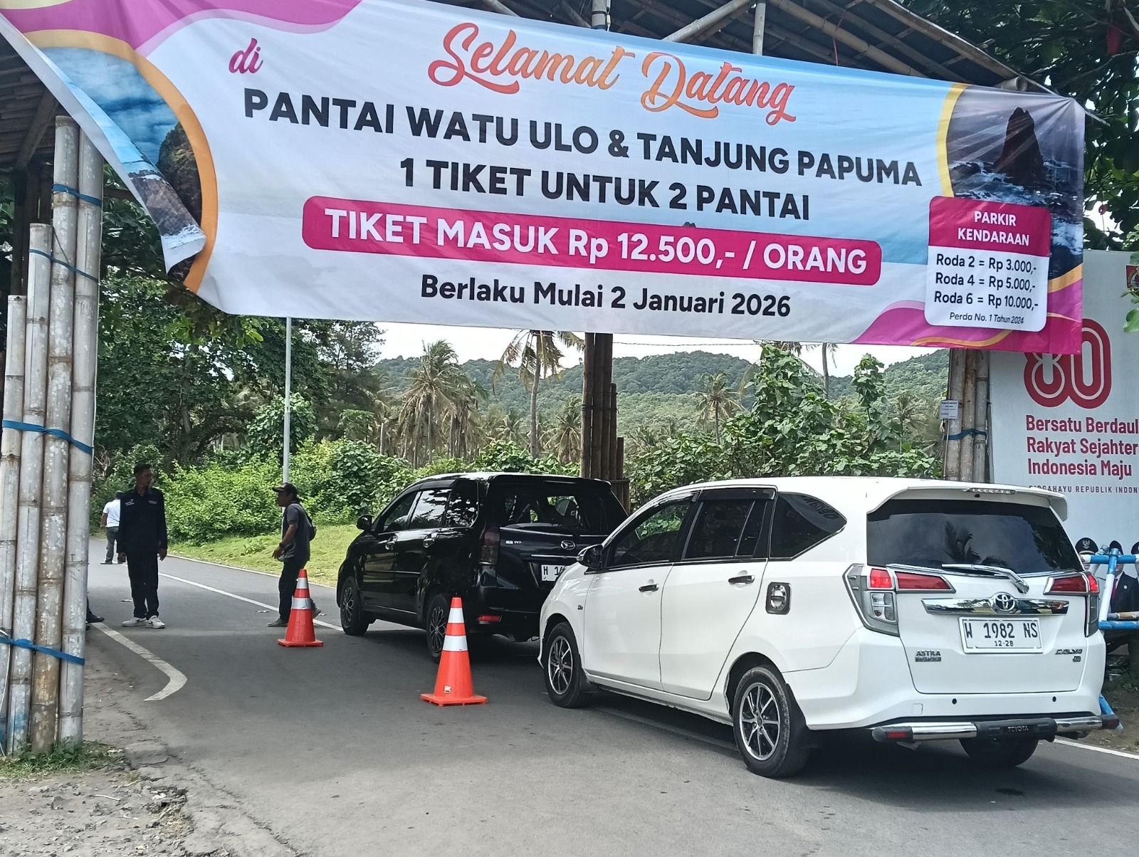 SILIH BERGANTI: Pengunjung yang keluar masuk ke area wisata terintegrasi Papuma - Watu Ulo, yang telah memberikan satu pintu melewati pintu masuk Watu Ulo, Jumat (2/1).