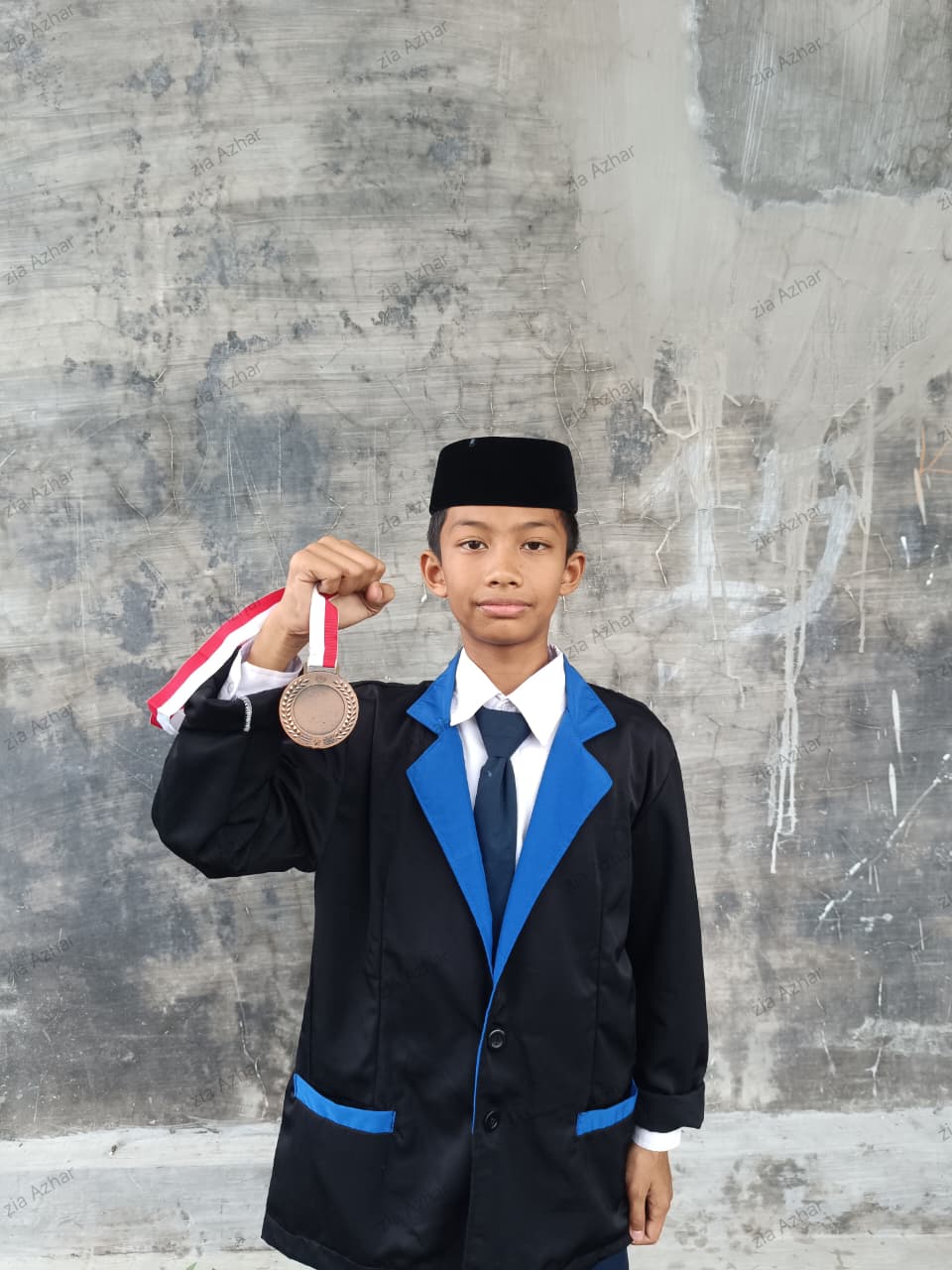 MEMBANGGAKAN : Siswa SMP Nuris Jember, Zia Azhar Masyhudi, angkat medali emas olimpiade sains tingkat nasional.