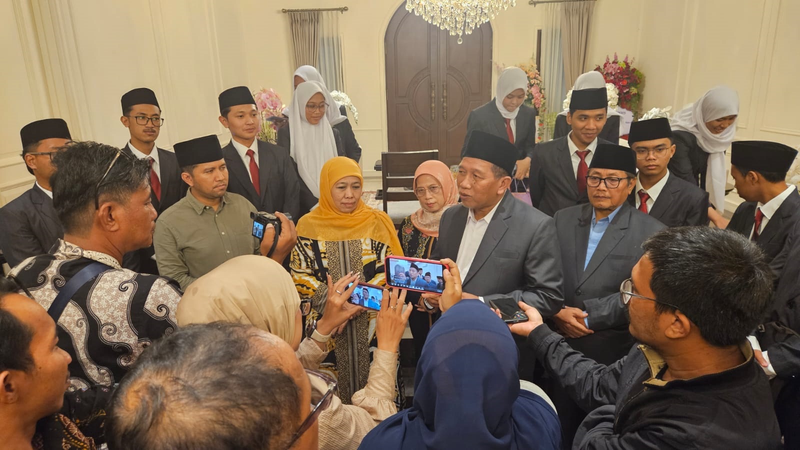 Prof Halim Soebahar menemani mahasiswa di Jemursari untuk pamit ke Gubernur Jatim Khofifah Indar Parawansa dan WagubEmil Elestianto Dardak sebelum berangkat ke Al-Azhar Mesir, November 2024.